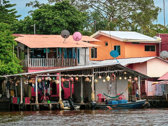 Admirez les maisons colorées du parc de Tortuguero
