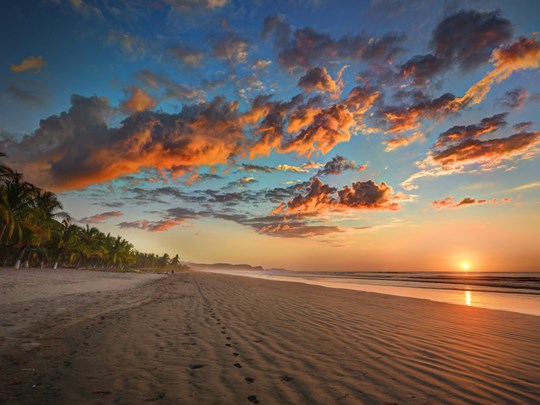 Magnifique coucher de soleil sur la plage de Nosara
