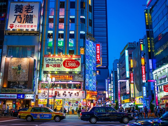Rue animée de Shinjuku, néons éclatants