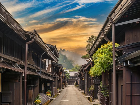 Lever de soleil sur Takayama et la rue Sannomachi