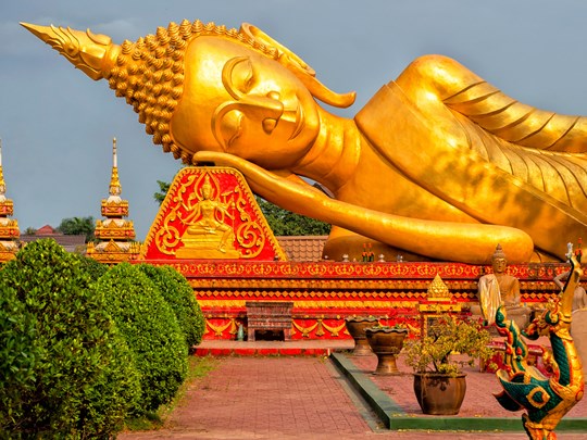 Immense stupa doré, symbole du pays