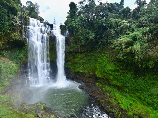 Arrêtez-vous au pied des chutes de Tad Yuang
