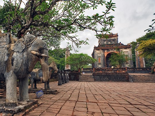 Visite du tombeau de l'Empereur Tu Duc, l'un des plus beaux sites de Hué