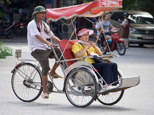 Balade en cyclo-pousse à la découverte architecturale de Hanoi