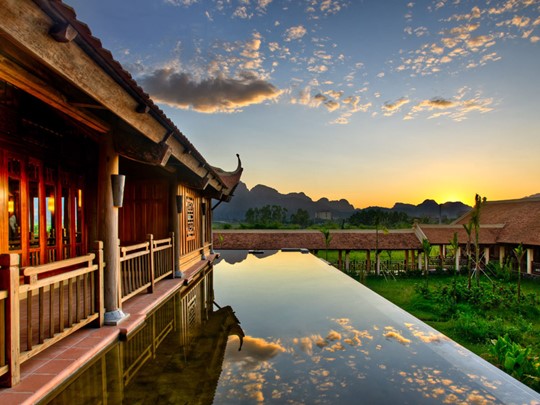 Séjournez au meilleur hôtel de Ninh Binh; L'Emeralda Ninh Binh situé au bord de la réserve naturelle de Van Long