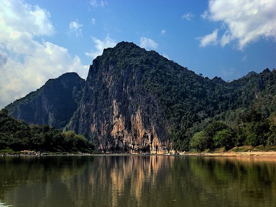 Vue de la rivière Nam Ou, l'une des plus importantes rivières du Laos