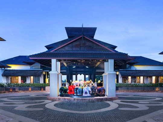 L'entrée de l'hôtel, à l'architecture traditionelle Lanna