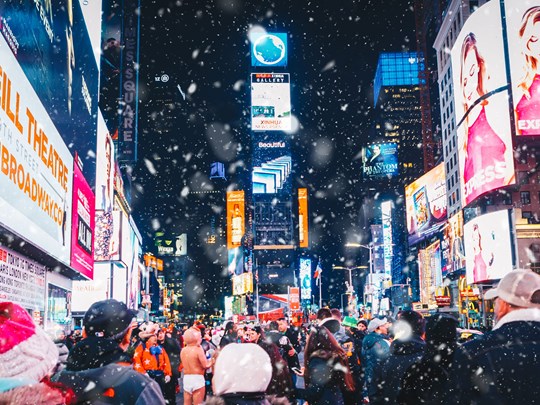 Times Square, les voyageurs du monde entier s’y promènent dans une agitation joviale