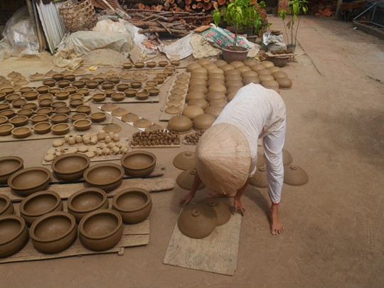 Nombreux artisans bordent le Mékong