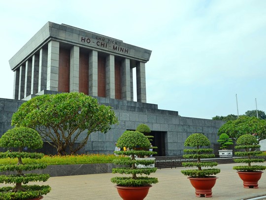 Contemplez le mausolée d'Ho Chi Minh