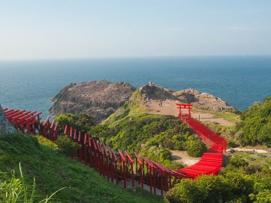 Les 123 torii vermillon du sanctuaire Motonosumi