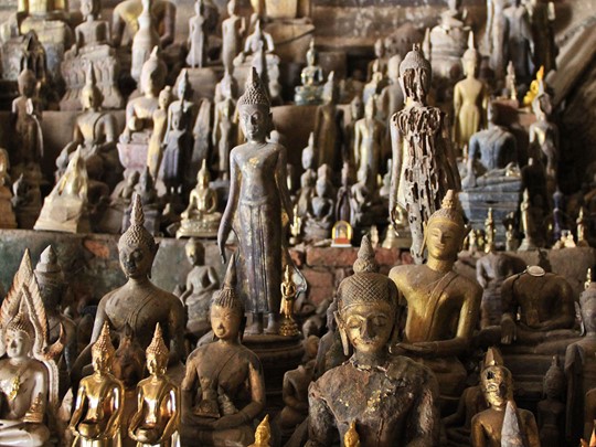 Explorez les fameuses grottes de Pakhou où vous trouverez plus de 4000 statues de Bouddha
