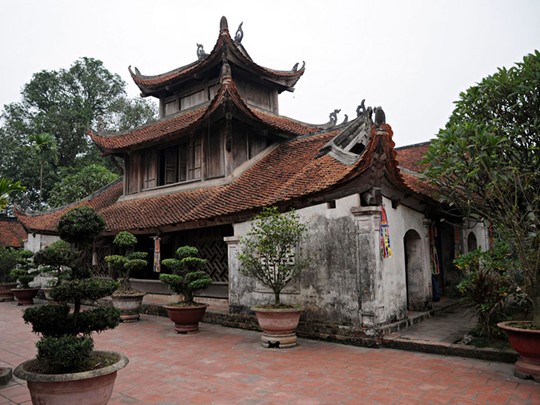 Visite de la pagode But Thap, le plus beau et grand temple bouddhique du pays