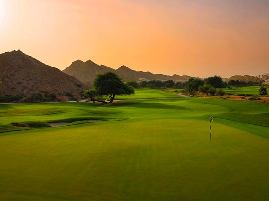Le Golf club de Ras Al Hamra, dominé par les montagnes Hajar