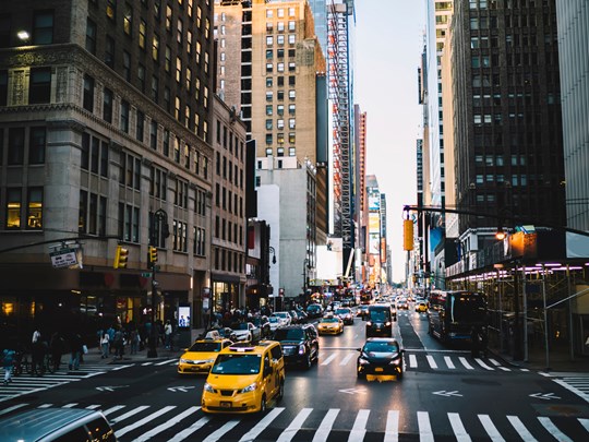 Midtown animé entre gratte‑ciel et trafic urbain