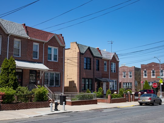 Maisons en briques anciennes d’Astoria, Queens