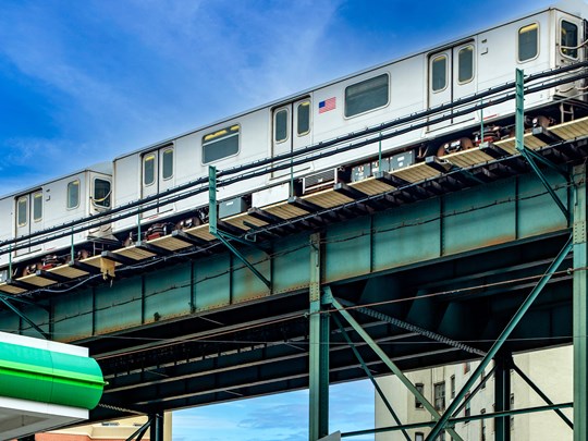 Téléphérique du Bronx sous un ciel bleu 