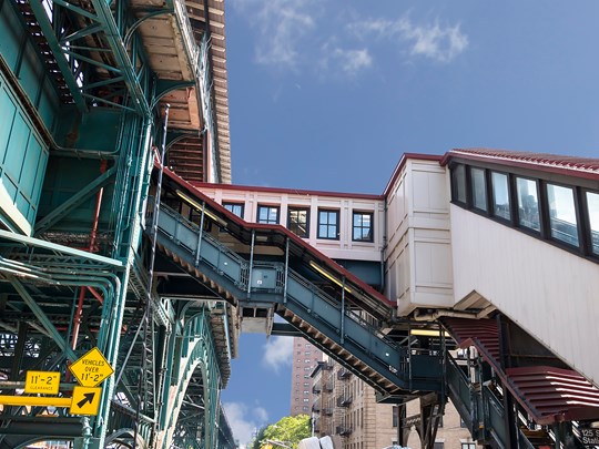 Escalier emblématique menant à la station du Metro 125 Street, à Harlem