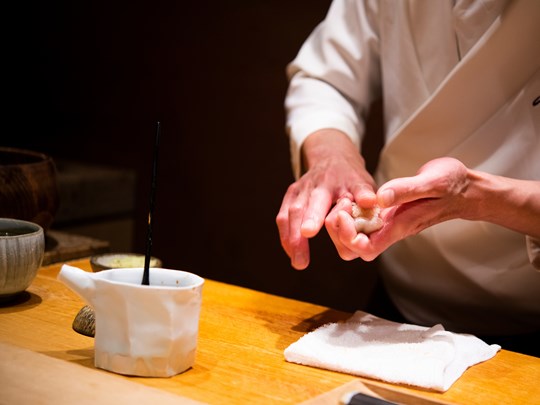 Le geste précis des maîtres sushi au comptoir