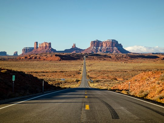 Prenez la route à travers Monument Valley