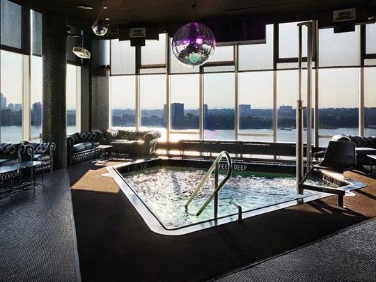 Une piscine intérieure au coeur de la fête