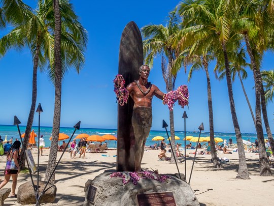 Statue du duc Kahanamoku sur la plage de Waikiki à Honolulu