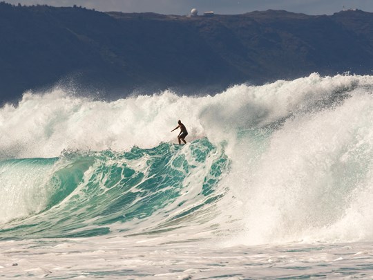 Surf sur le Banzai Pipeline, côte nord d’Oahu