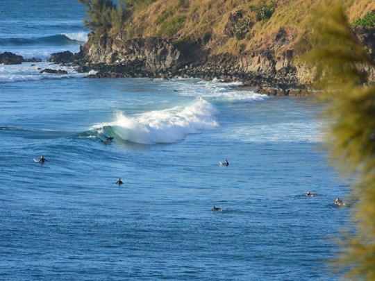Surfeurs dans la baie d’Honolua, Maui