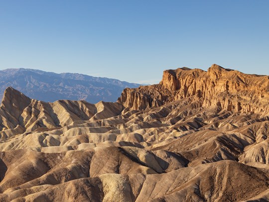 Les reliefs ondulés et les couleurs minérales de Zabriskie Point