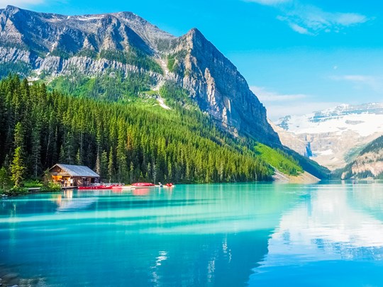 Le lac Louise et son eau d'un bleu incandescent