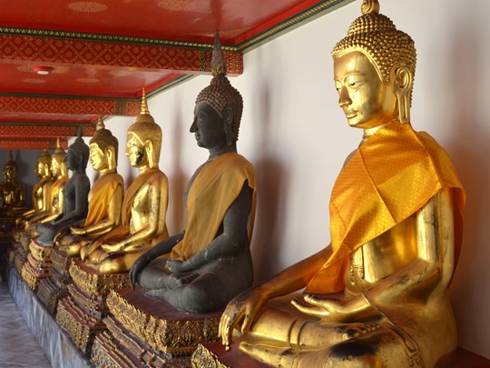 Les gardiens du Wat Pho veillent en silence sur les pèlerins