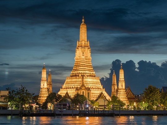 Crépuscule sur Le Wat Arun depuis le Chao Phraya