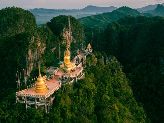 Wat Tham Suea dans la lumière dorée de l'aube