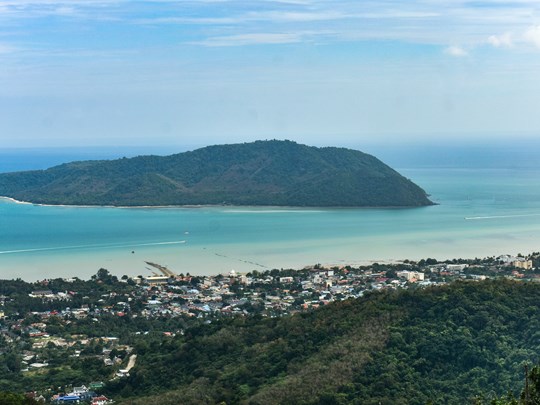 Vue imprenable sur la baie depuis le promontoire du Big Buddha