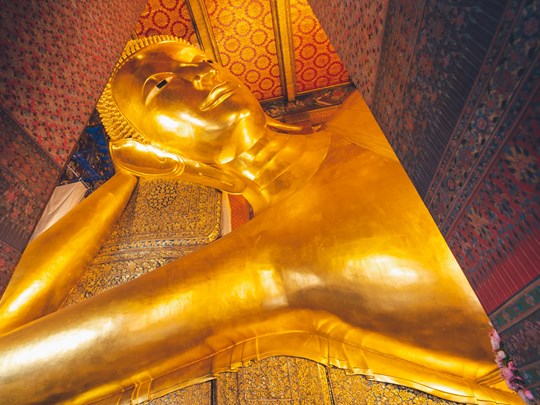 L'impressionnant Bouddha couché règne sur le Wat Pho