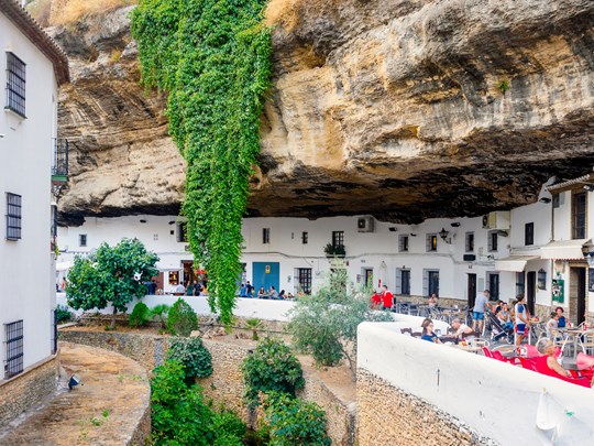 Flânez à l’ombre des roches de Setenil