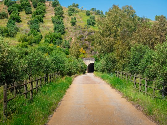 Randonnez sur la Vía Verde de la Sierra, entre tunnels et viaducs