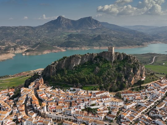 Toits orangés, forteresse et rivière de Zahara de la Sierra