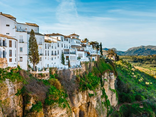 Contemplez les maisons perchées au bord des falaises