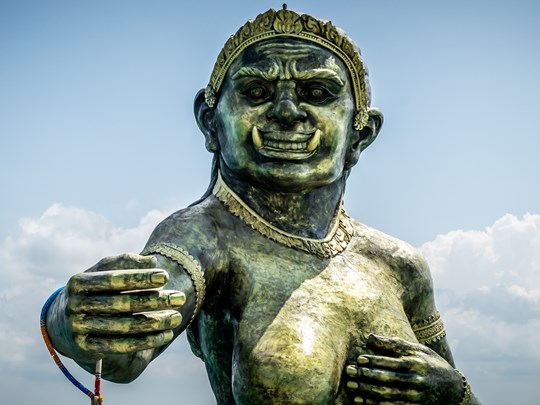 Contempler la majestueuse statut placé au-dessus de l'eau