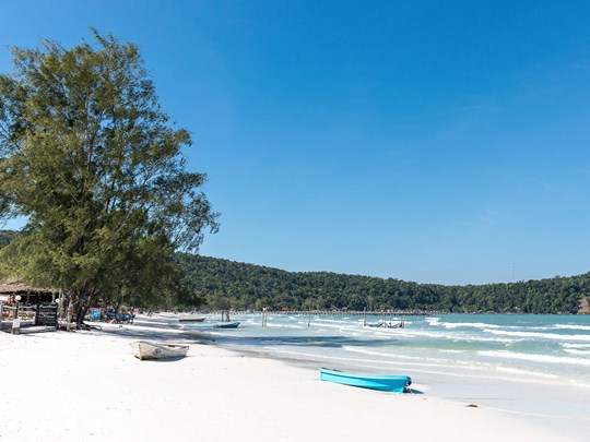 Une plage animée, bordée d'hôtels et restaurants