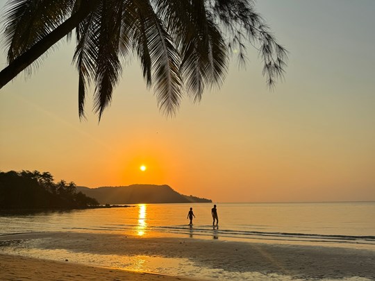 Admirez le coucher du soleil depuis Lonely Beach