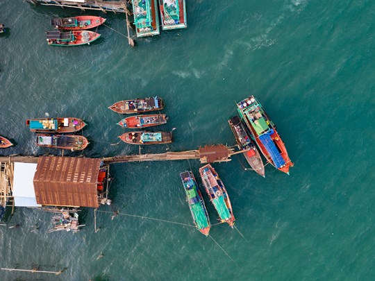 Visitez son village de pêcheurs flottant