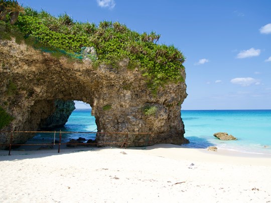 Plage pittoresque et arche rocheuse à Sunayama.