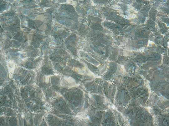 Savourez la clarté exceptionnelle des eaux cristallines de la plage de Nishihama.