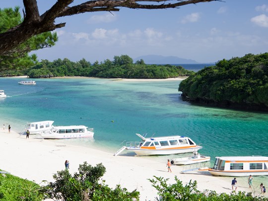 La célèbre baie de Kabira au nord de l’île. 