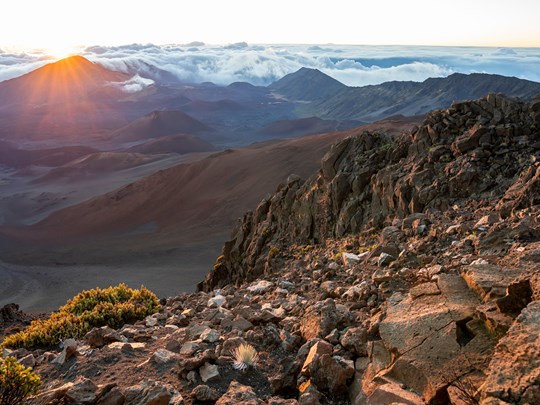 Admirez le lever du soleil depuis le sommet du Haleakalā