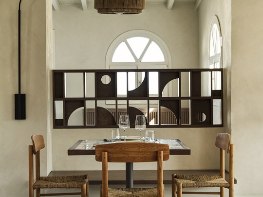 Cadre raffiné du restaurant Alas Ouzeri