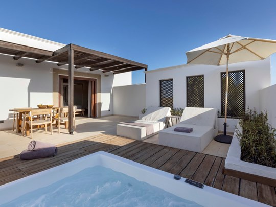 Tropical Bungalow Open Plan Suite with Outdor Jacuzzi®