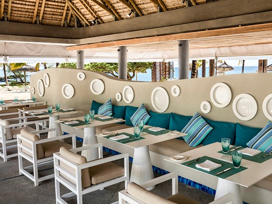 Spécialités locales et internationales au restaurant Tides